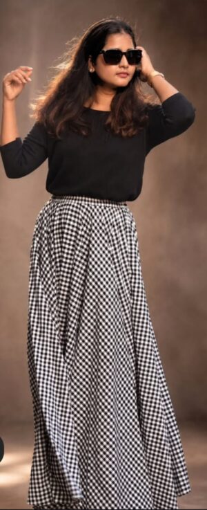 Black n white skirt Black and white skirt